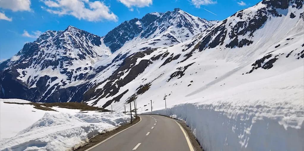 Rohtang Pass (13,058 ft)